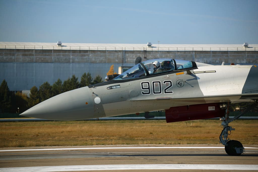 Новая головная часть истребителя Су‑35 с увеличенным объемом (по типу самолета Т-10М) без штанги аэродинамических датчиков в носке